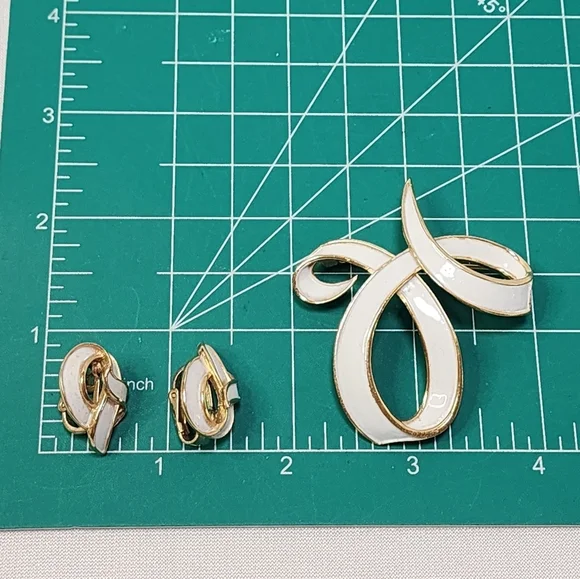 Crown Trifari Gold and White Enamel Brooch and Earring Knot Set - Picture 5 of 13